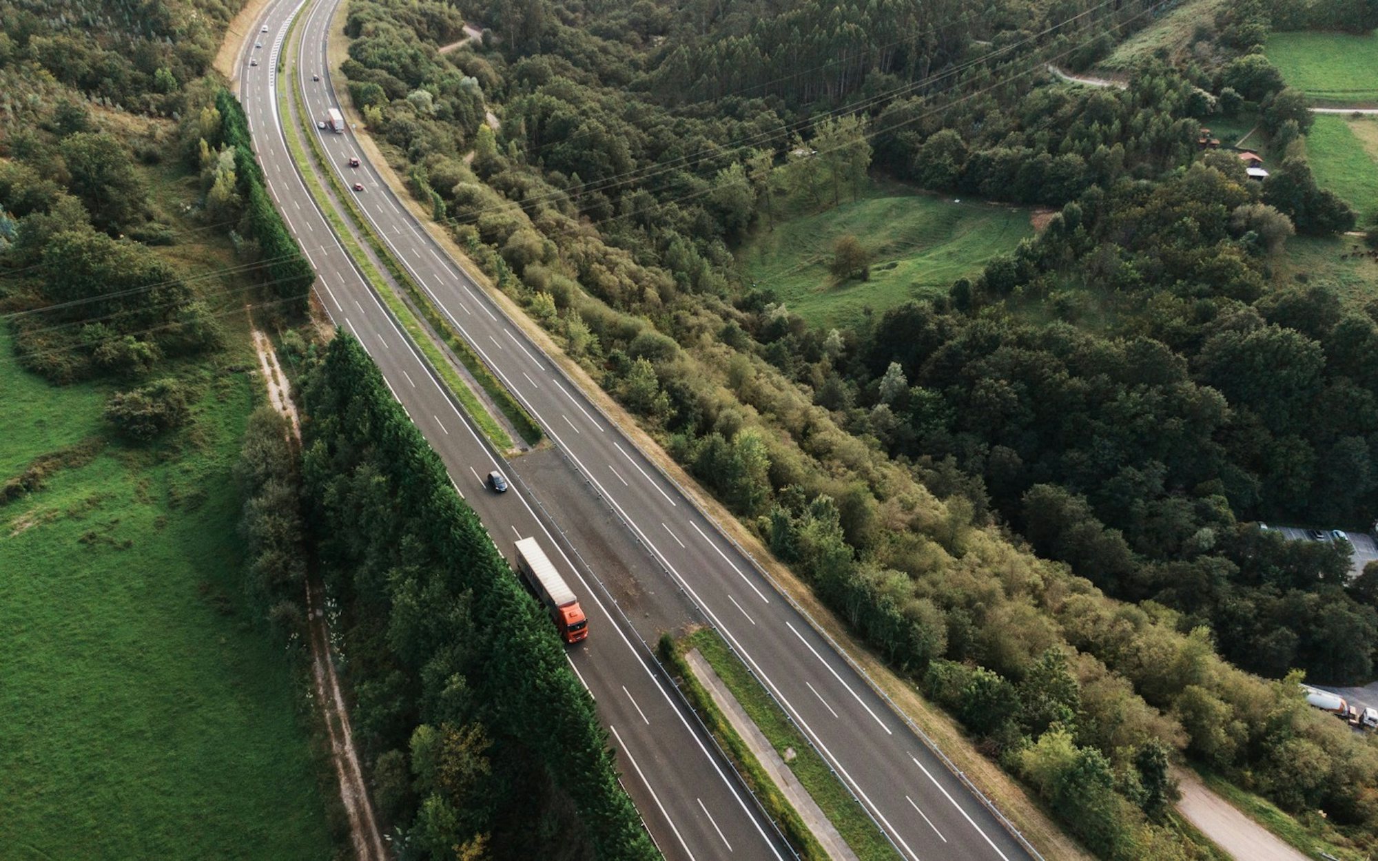 En flygbild av en motorväg i landet.