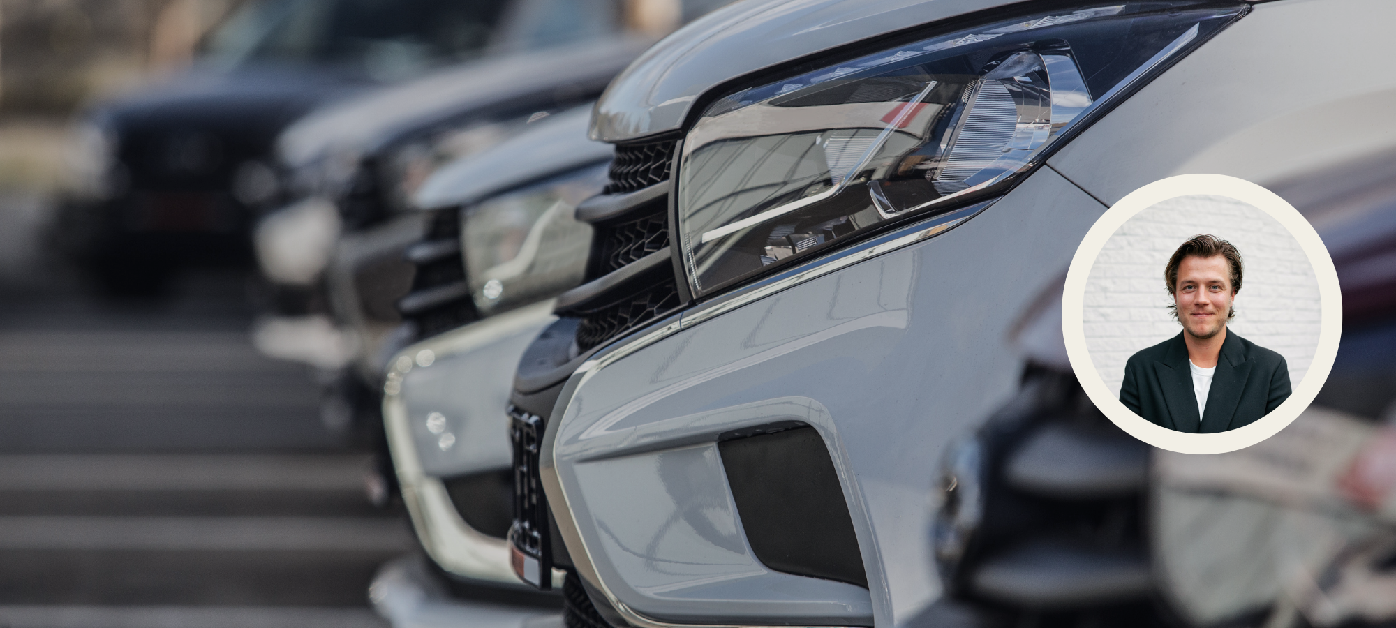 Bilar i bakgrunden och profilbild på Simon