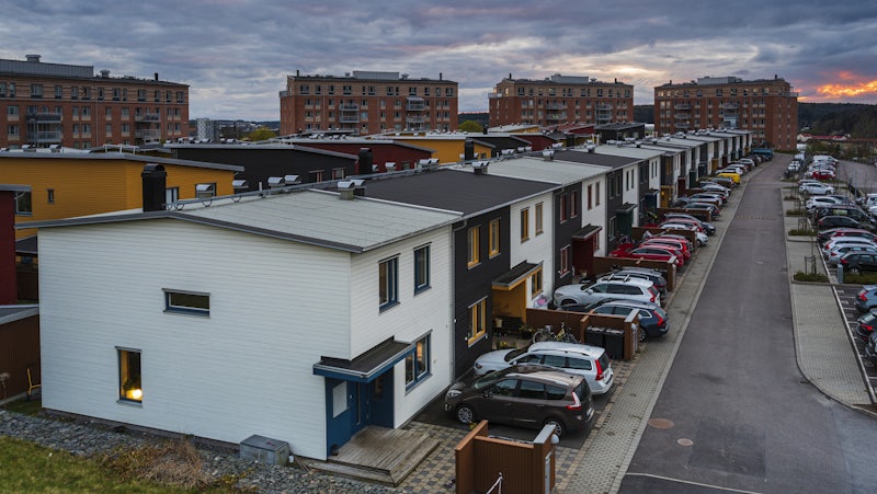 En parkeringsplats fylld med massor av parkerade bilar.