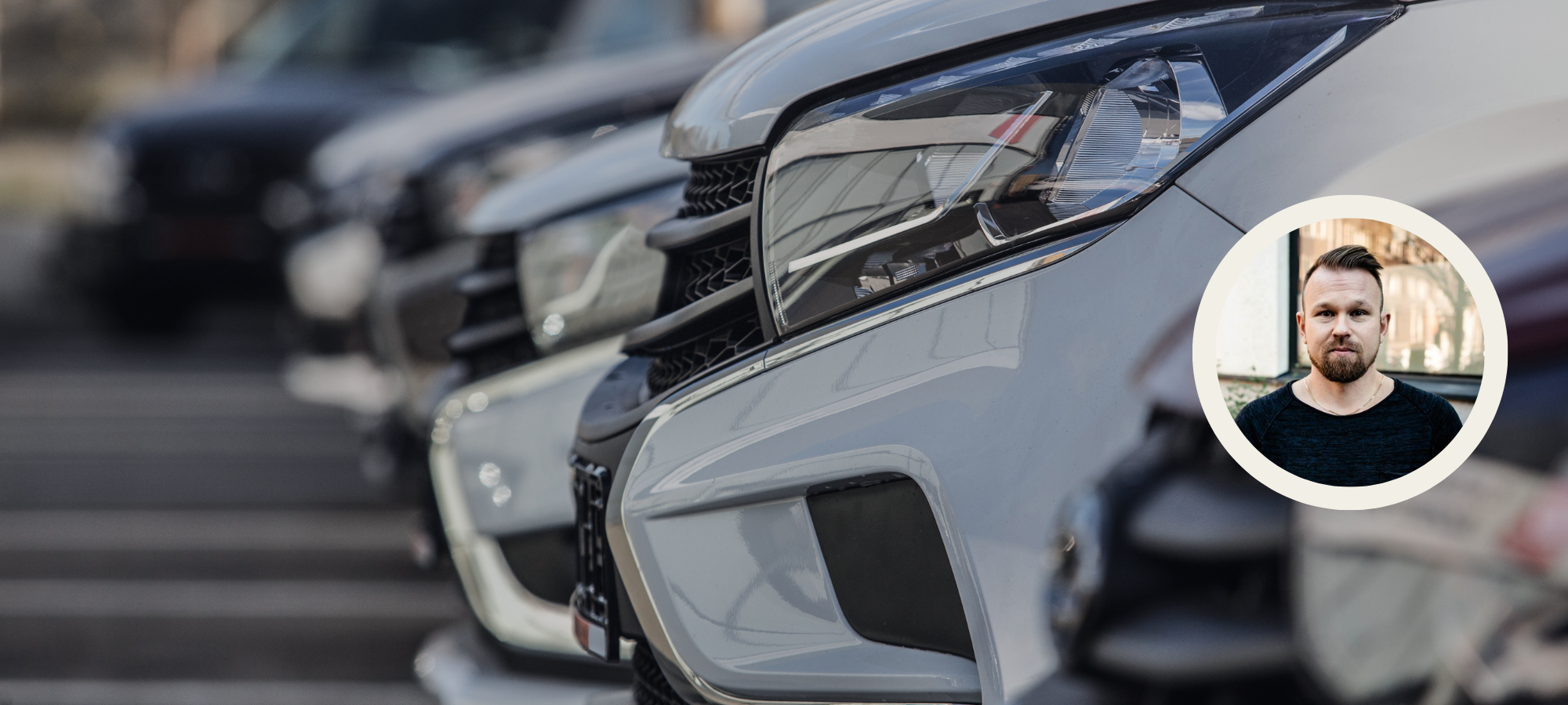 Bild på John framför parkerade bilar