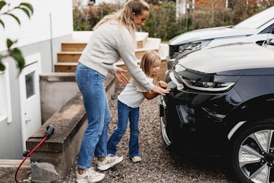 Mamma och dotter laddar elbil