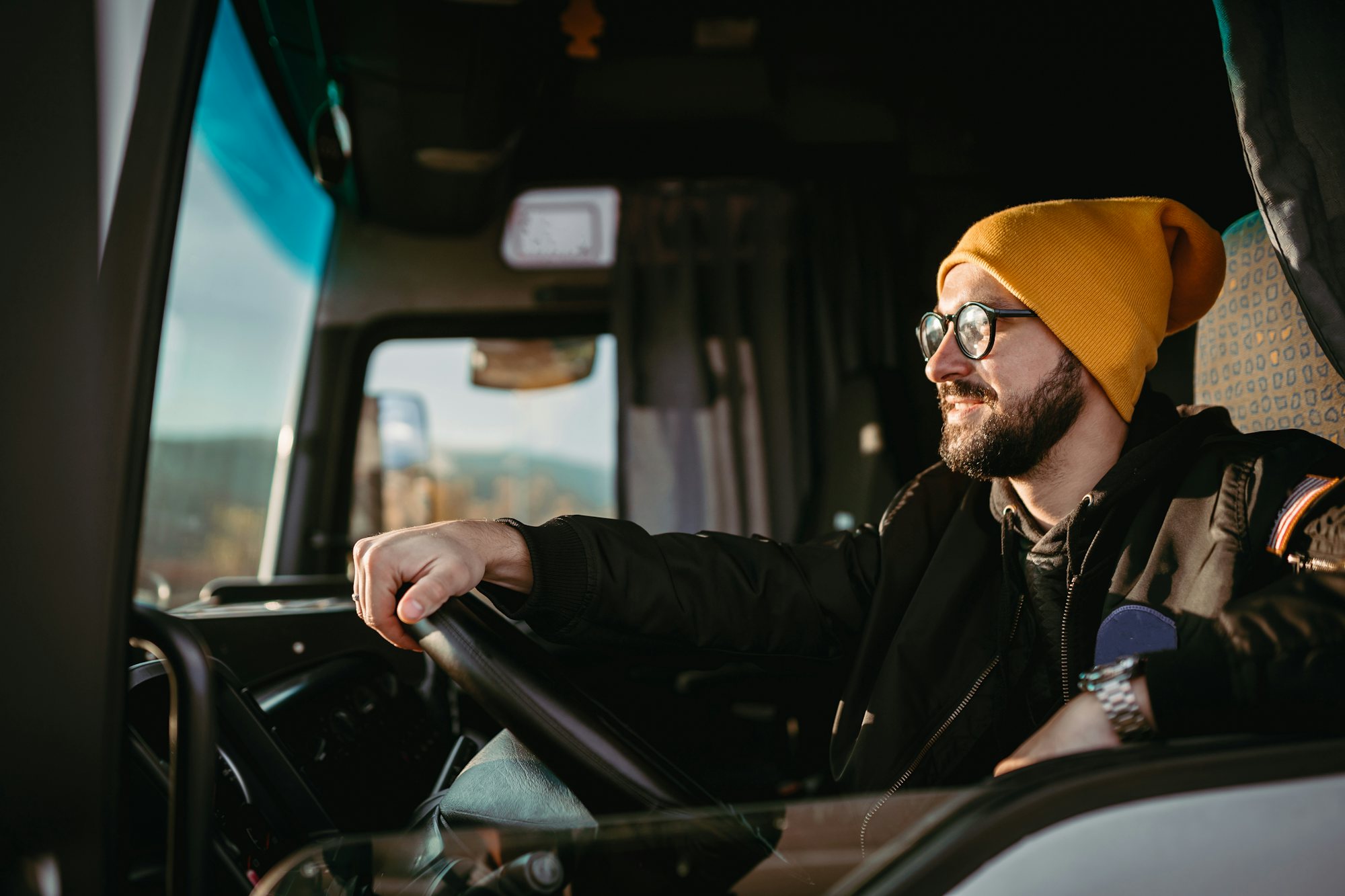 En man som kör lastbil