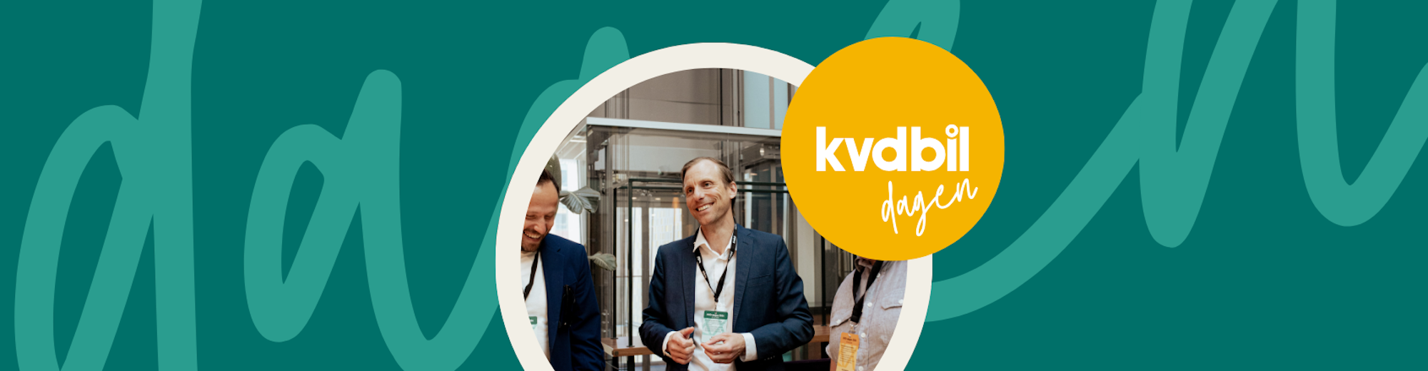 två män kavaj på grafisk bakgrund i turkost gul kvdbil logotyp