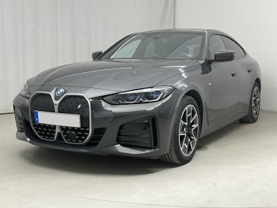 En grå BMW ie Edrive 40 på en grå platta mot vit bakgrund