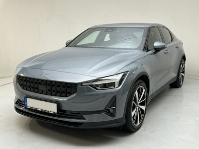 En grå Polestar 2 på en grå platta mot vit bakgrund