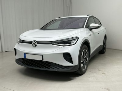 En vit Volkswagen ID.4 på en grå platta mot vit bakgrund