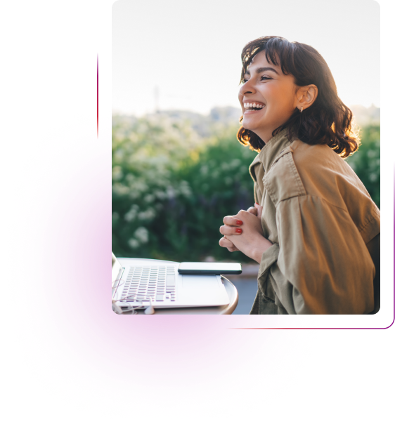 Smiling woman in front of the computer