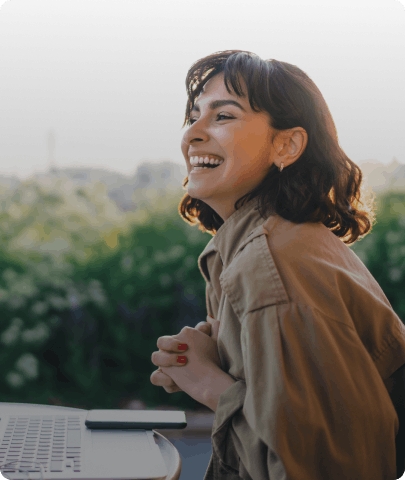 Smiling woman in front of the computer