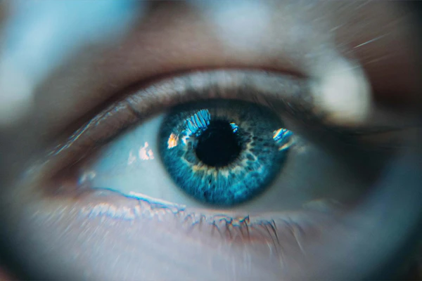Detailed image of an eye with the color blue