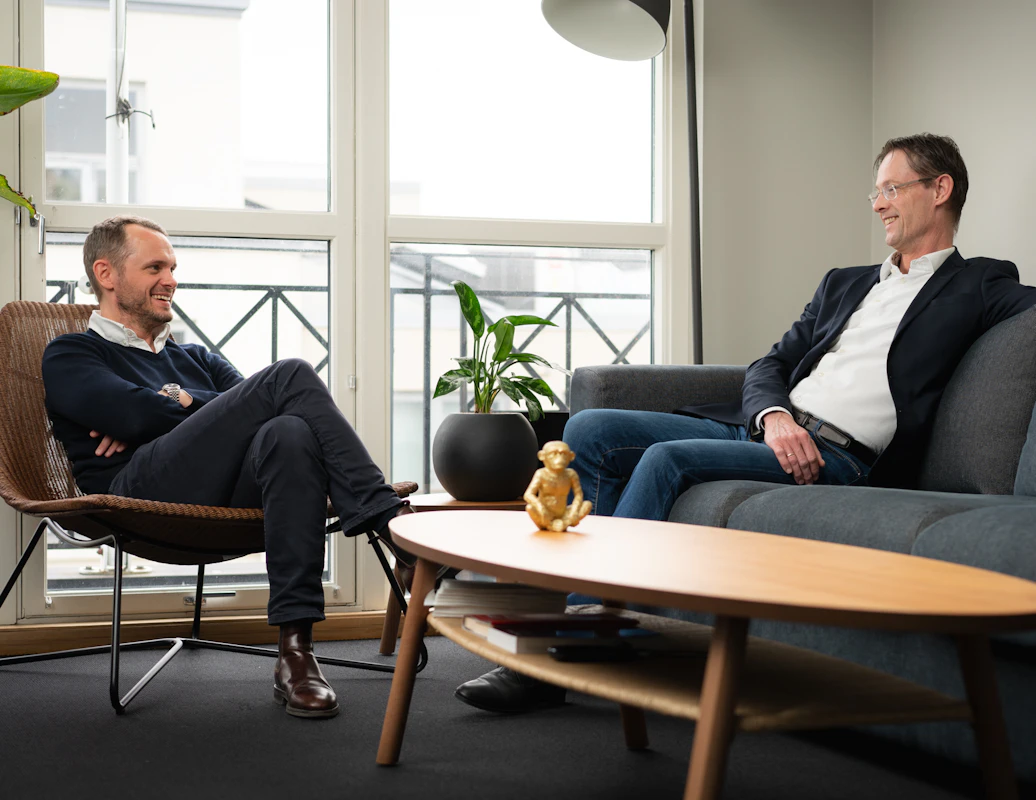 Gustav Berghog och Nils Ivar Skaalerud i samtal