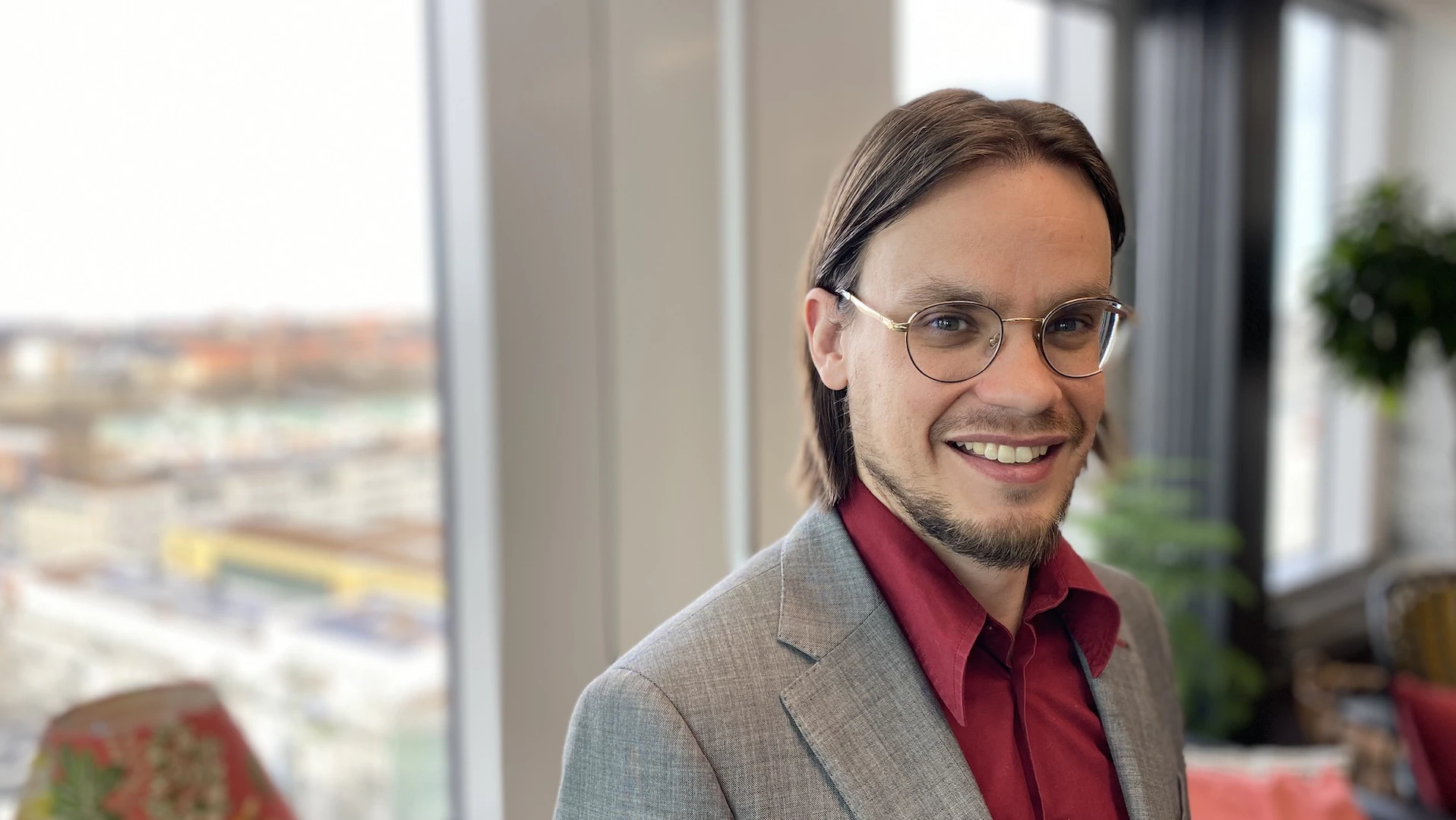 Portrait of Arno van den Hof, male in his 40's, in office