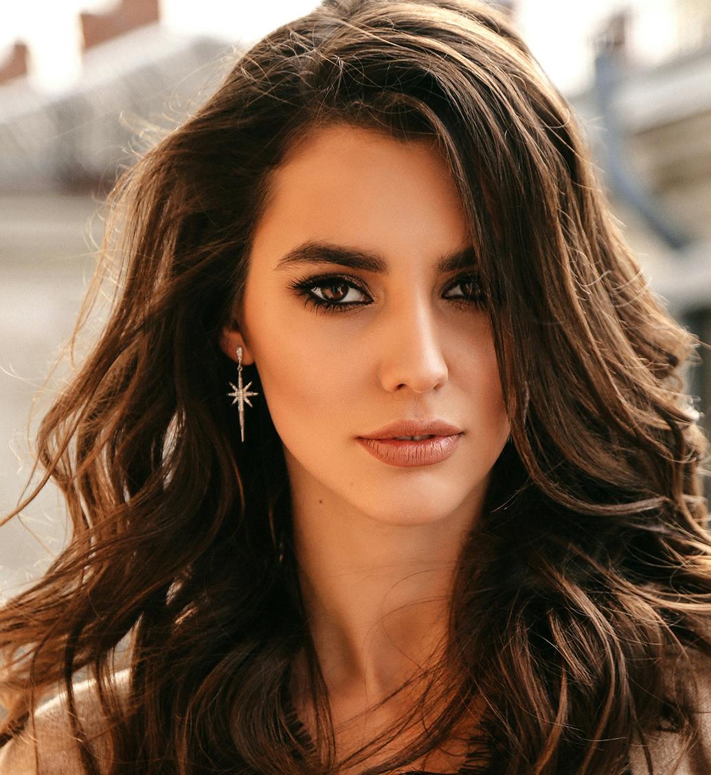 woman with brown smokey eyes and and long brown hair