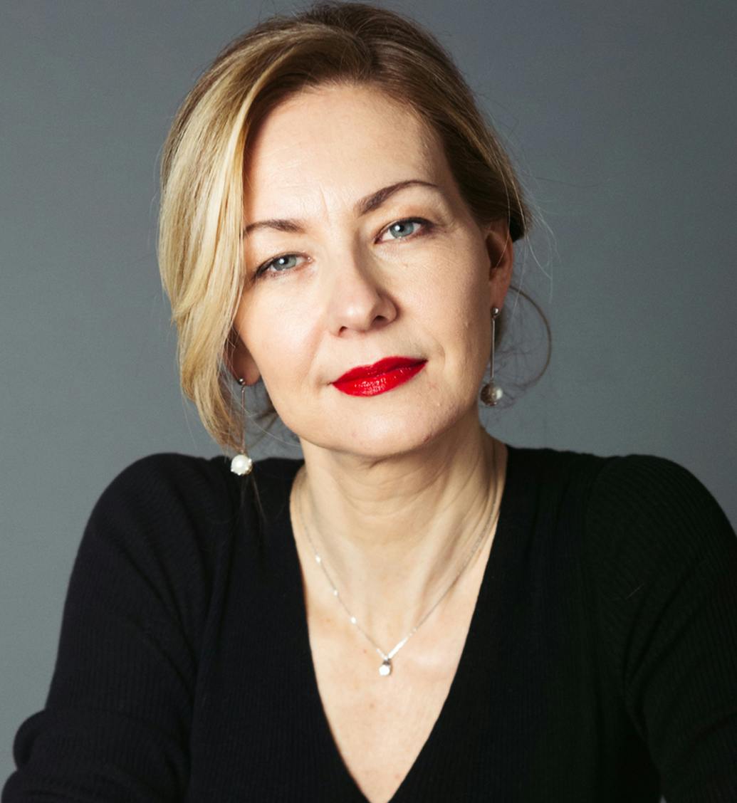 Woman with blonde hair and red lipstick on