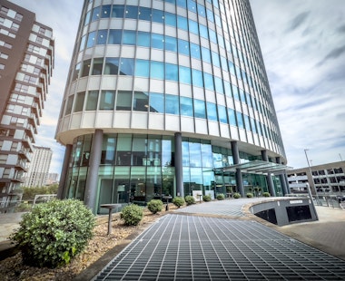 Peninsula building