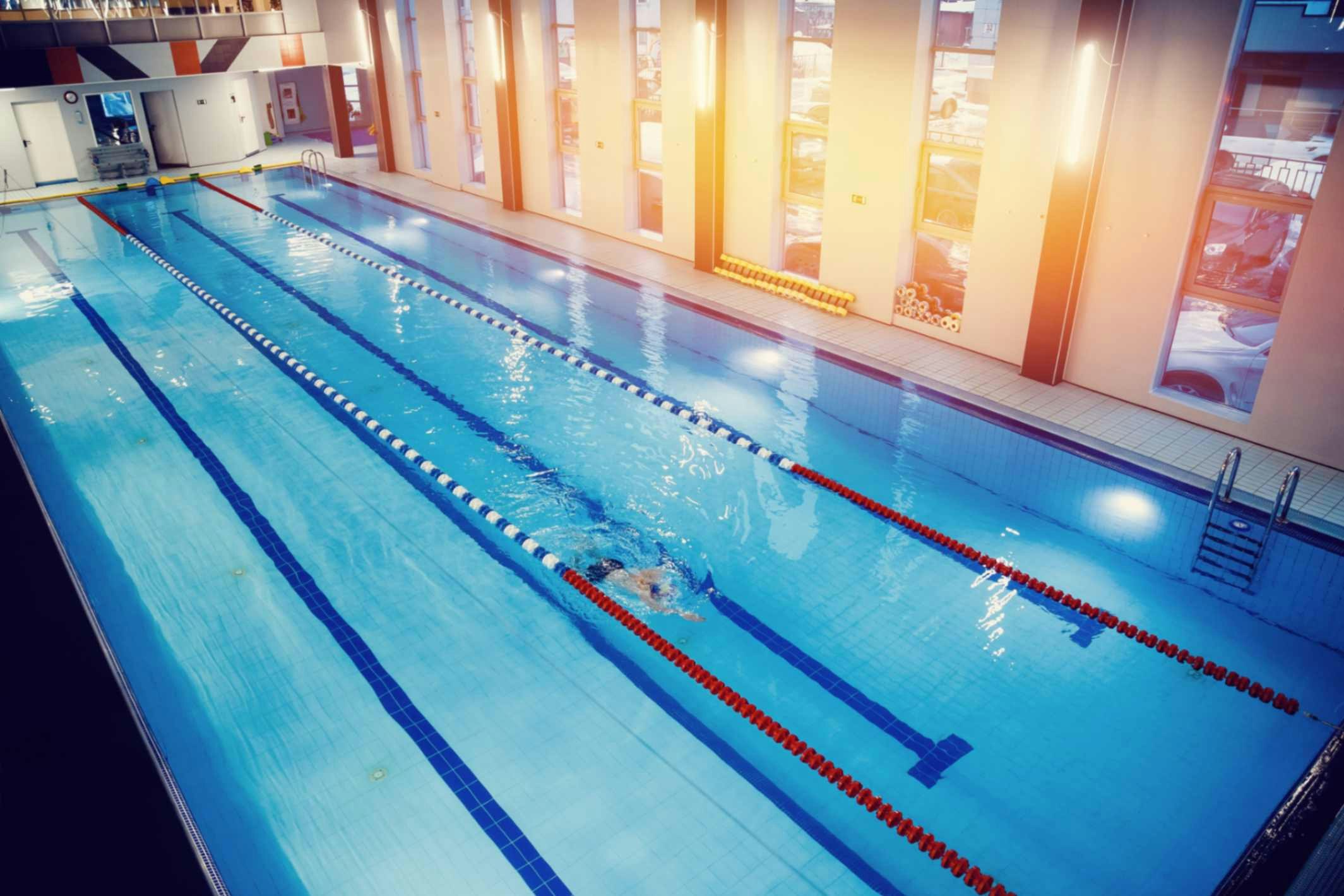 a man swimming in a swimming pool