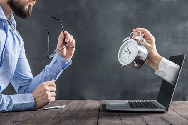 Working time: Can I require staff to clock in and out?