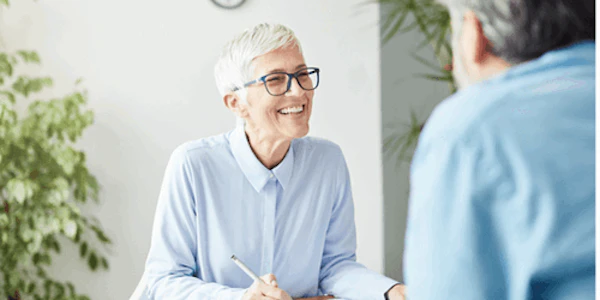 Two employees having a meeting.