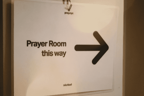 Prayer_room_sing_displaying_the_direction