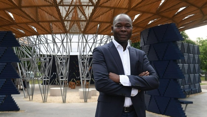 تمكين العمارة الإفريقية: مواد مستدامة وتماسك اجتماعي في قلب إبداعات ديبيدو فرانسيس كيري
