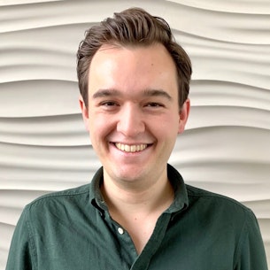 Headshot of Valentin Hofmann.