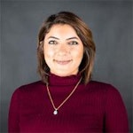 Parlak kırmızı, uzun kollu bir kazak giyen bir kadın figürünün görüntüsüdür. Kolları iki yanında, beyaz bir duvarın önünde durmaktadır. Omuz hizasındaki kahverengi saçları hafif dalgalı ve yüz hatları belli belirsiz. Gözleri kapalı ve dolgun dudakları huzurlu bir ifadeyle hafifçe açık. Beyaz kemerli açık mavi bir kot pantolon ve siyah ayakkabılar giyiyor. Rahat ve mutlu görünüyor. Kıyafetlerinin sıcak renkleri, huzurlu yüz ifadesiyle birleşince çok sakinleştirici ve davetkar görünüyor.