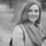 Bu, yüzünde parlak bir gülümseme olan genç bir kadının fotoğrafı. Neşe ve mutluluk ifadesiyle doğrudan kameraya bakıyor. Saçları altın sarısı kahverengi ve yüzünden geriye doğru toplanmış. Gözleri koyu kahverengi ve yanakları pembe. Dudakları beyaz dişlerini gösteren mükemmel bir gülümseme şeklinde kıvrılmış. Açık pembe bir gömlek giyiyor ve kollarını göğsünün önünde kavuşturmuş. Yirmili yaşlarının ortasında görünüyor ve hayat ve enerji dolu. Gülümsemesi iyimserlik ve sıcaklık yayıyor. Arka plan bulanık ve odak dışı, bu da kadını görüntünün odak noktası haline getiriyor. Bu fotoğraf saf bir neşe anını yakalıyor ve ona bakan herkesi gülümsetecek.