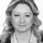 Bu, yirmili yaşlarında genç bir kadının yakın plan portresidir. Omuz hizasında, hafifçe yandan ayrılmış siyah saçları var. Açık tenli ve taze yüzlü bir görünümü var. Gözleri geniş ve uyanık, dudakları hafifçe ayrık ve burnu küçük ve narin. Açık pembe bir gömlek giymiş, birkaç düğmesi açık ve yakasının bir kısmını ortaya çıkarıyor. Yüzü, yumuşak ve doğal bir görünüm veren sıcak ve yumuşak bir ışıkla aydınlatılıyor. Dudaklarında hafif bir gülümseme ile yüz ifadesi memnuniyet ve sakinlikten oluşuyor. Kendine güvenen bir havayla dosdoğru önüne bakıyor.