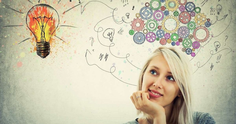 Yüzünde ciddi bir ifade olan ve eli çenesinde bir kadın doğrudan kameraya bakıyor. Sarı saçları küt bir şekilde toplanmış ve gözleri koyu mavi. Dudakları hafifçe ayrılmış ve yanakları hafifçe kızarmış. Arkasında, içinden alevler çıkan bir ampul sıcak ve davetkâr bir fon oluşturuyor. Kadın açık mavi bir gömlek giyiyor ve cildi doğal bir ışıltıyla parlıyor. Resimde kadının ağzı ve gözleri yakından çekilmiş ve yüz hatları detaylı bir şekilde yansıtılmış. Bu, eli çenesinde, duygularını ve kişiliğini sergileyen güzel bir kadın portresi.