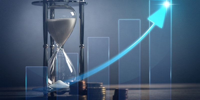 Bu resimde bir kum saati ve ön planda bazı madeni paralar yer almaktadır. Kum saati düz bir yüzeye oturtulmuş ve içi kumla doldurulmuştur. Madeni paralar kum saatinin etrafına dağılmış ve arka planda bir tür finansal veri gösteriyor gibi görünen bir grafik var. Kum saati beyazdır ve birkaç küçük girintiyle süslenmiş dar bir boynu vardır. Madeni paralar altın rengindedir ve üzerlerinde belirgin bir desen vardır. Grafikte birbirine yaklaşan ve uzaklaşan çok sayıda renkli çizgi vardır. Kum saati zamanın sembolüdür ve madeni paralar zenginliği temsil eder, bu da bu görüntüyü temalarının güçlü bir temsili haline getirir.