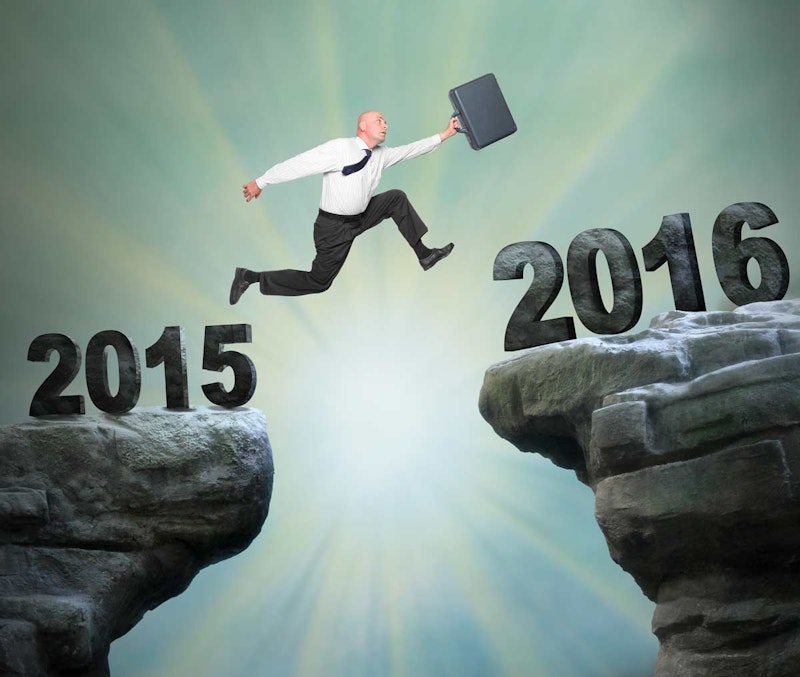 Beyaz gömlekli ve siyah pantolonlu bir adam kayaların üzerinden atlıyor, her bir kaya 2016'dan günümüze kadar çeşitli yıllardan bir sayı içeriyor. Bir eliyle bir evrak çantası tutarak koşuyor ve kravatı görünüyor. Sayılardan birine yakından bakıldığında dört haneli bir sayı olduğu ve bir hanesinin binler basamağında olduğu görülüyor. Arka planda, üzerinde birkaç rakam bulunan büyük bir kaya görülüyor. Bu görüntü, adamın kayaların arasında hareket etmek için fiziksel bir çaba sarf ettiği enerjik bir hareket anını yakalıyor.