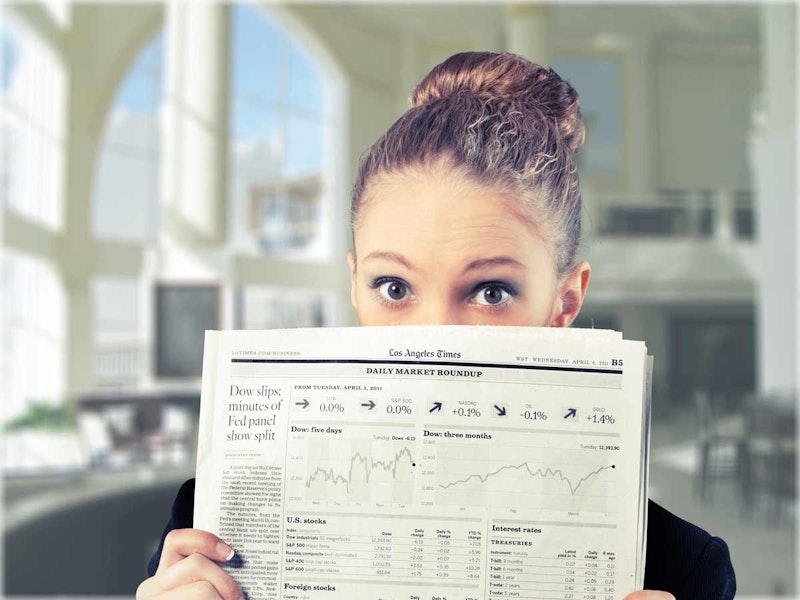 Bir kadın yüzüne yakın bir yerde bir gazete tutuyor. Beyaz bir bluz giymiş, siyah saçları omuzlarına dökülüyor. Gözleri gazeteye odaklanmış, sanki onu okuyormuş gibi. Sol eli gazetenin etrafında kenetlenmiş, parmakları gazetenin kenarını kavrıyor. Sağ eli çenesinin altında, başını destekliyor. Burnunun kıvrımı gibi sol kulağı da görülebiliyor. Ağzı hafifçe açık, dudakları hafifçe ayrık. Gazete büyük, çerçevenin çoğunu kaplıyor, metin ve resimler açıkça görülebiliyor.