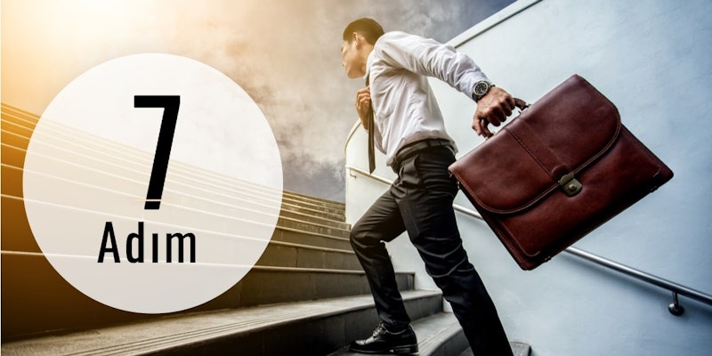 Bir adam sağ elinde siyah bir evrak çantası taşırken bir dizi merdivenden çıkarken görülüyor. Mavi bir gömlek, siyah bir kravat, siyah elbise pantolonu ve siyah elbise ayakkabıları giymektedir. Yüz hatları görünmüyor ama kulağı kısmen görünüyor. Görüntünün sol tarafında siyah metin ve bir sayı içeren beyaz bir daire görülüyor. Arka plan, sağ üst köşesinde siyah bir nesne bulunan beyaz bir duvardır. Adam merdivenlere odaklanmış, tepeye ulaşmaya kararlı. Acelesi var gibi görünüyor ve merdivenleri ikişer ikişer çıkıyor.