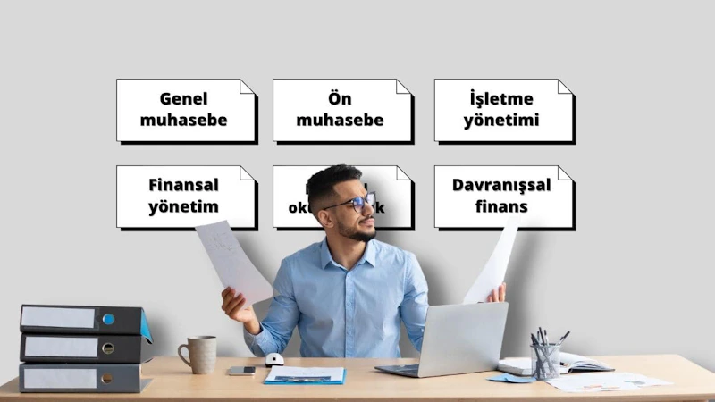 Bu görüntüde masa başında dizüstü bilgisayar ve kâğıtlarla oturan ve muhtemelen çevrimiçi bir kursa katılan bir adam görülüyor. Beyaz etiketli klasör yığınından ve arka planda görünen siyah metinli çeşitli beyaz işaretlerden anlaşıldığı üzere, muhasebenin temellerini öğreniyor gibi görünüyor. Elindeki dizüstü bilgisayar ve kâğıtlar bir dersin ortasında olduğunu gösteriyor. Muhasebe, karmaşık olabilen ve büyük ölçüde odaklanma ve bağlılık gerektiren finansal işlemlerin sistematik olarak kaydedilmesini, raporlanmasını ve analiz edilmesini içerir. Çevrimiçi kursların yardımıyla, bu temel iş aracı hakkında kapsamlı bir anlayış kazanmak mümkündür. Bu görselde yer alan altı kurs, muhasebenin temelleri ve ilgili faaliyetleri hakkında kapsamlı bir arka plan sağlayabilir.