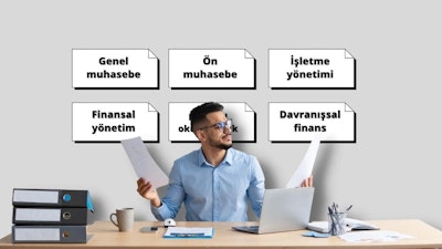 Bu görüntüde masa başında dizüstü bilgisayar ve kâğıtlarla oturan ve muhtemelen çevrimiçi bir kursa katılan bir adam görülüyor. Beyaz etiketli klasör yığınından ve arka planda görünen siyah metinli çeşitli beyaz işaretlerden anlaşıldığı üzere, muhasebenin temellerini öğreniyor gibi görünüyor. Elindeki dizüstü bilgisayar ve kâğıtlar bir dersin ortasında olduğunu gösteriyor. Muhasebe, karmaşık olabilen ve büyük ölçüde odaklanma ve bağlılık gerektiren finansal işlemlerin sistematik olarak kaydedilmesini, raporlanmasını ve analiz edilmesini içerir. Çevrimiçi kursların yardımıyla, bu temel iş aracı hakkında kapsamlı bir anlayış kazanmak mümkündür. Bu görselde yer alan altı kurs, muhasebenin temelleri ve ilgili faaliyetleri hakkında kapsamlı bir arka plan sağlayabilir.