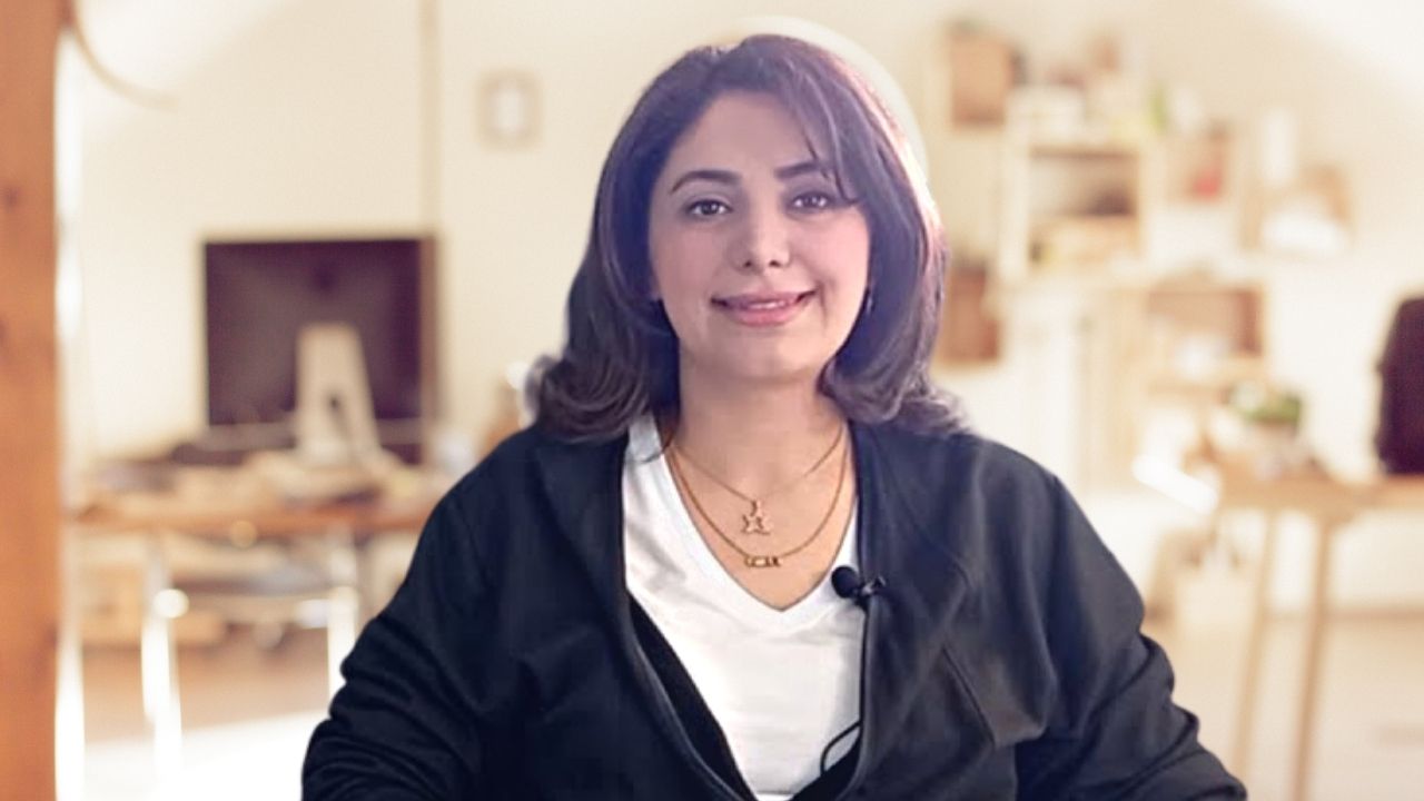 Bu görüntü kişisel gelişim eğitimi fikrini yansıtıyor. Kameraya gülümseyen ve pozitif bir enerji yayan bir kadın görülüyor. Muhtemelen aldığı kursla kendini güçlenmiş ve motive olmuş hissediyor. Bulanık görüntü sahneye bir gizem duygusu katıyor ve öğreneceklerinin potansiyeline işaret ediyor. Genel olarak, bu görüntü kişisel gelişimin gücünün ilham verici bir hatırlatıcısıdır.