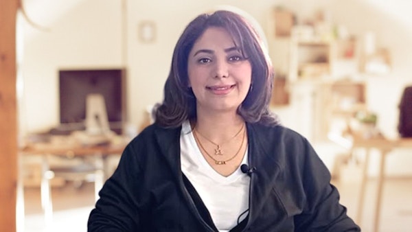 Bu görüntü kişisel gelişim eğitimi fikrini yansıtıyor. Kameraya gülümseyen ve pozitif bir enerji yayan bir kadın görülüyor. Muhtemelen aldığı kursla kendini güçlenmiş ve motive olmuş hissediyor. Bulanık görüntü sahneye bir gizem duygusu katıyor ve öğreneceklerinin potansiyeline işaret ediyor. Genel olarak, bu görüntü kişisel gelişimin gücünün ilham verici bir hatırlatıcısıdır.