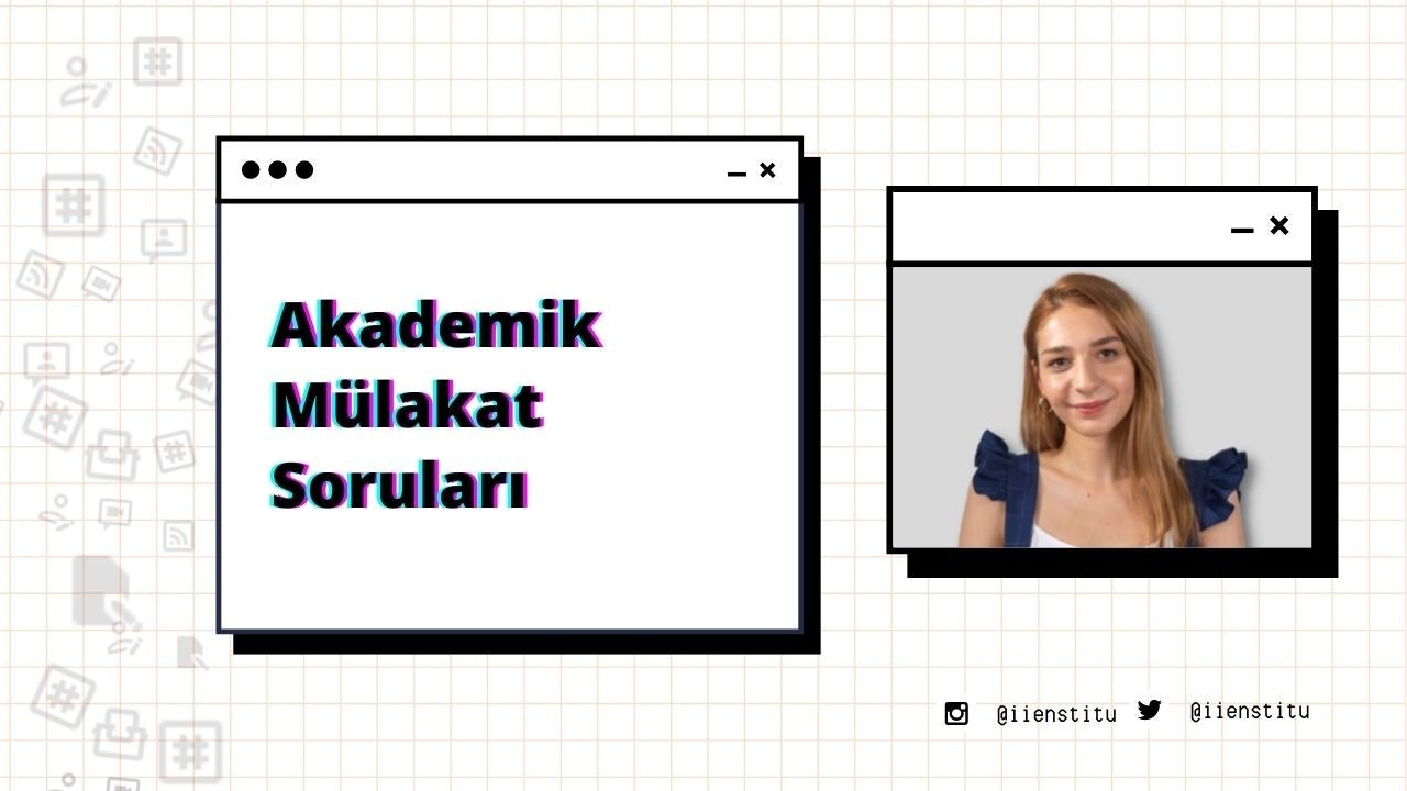 Beyaz gömlekli bir kadın kameraya gülümsüyor. Yüzünde parlak ve mutlu bir ifade var. Doğrudan objektife bakarken gözleri parıldıyor. Beyaz gömleğinin altına açık mavi bir elbise giymiştir ve saçları açık bırakılmış ve yüzünü çerçevelemektedir. Arkasında, kelimelerin yakın çekimini gösteren bir bilgisayar ekranı var. Yan tarafında ise çeşitli simgeler gösteren bir cep telefonunun ekran görüntüsü var. Arka plan bulanık ve odak dışı. Genel görüntü sıcak ve davetkârdır ve kadının varlığı neşe ve memnuniyet hissi yaratır.