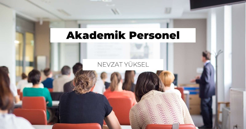 Bazıları iş kıyafetleri giymiş bir grup insan sandalyelerde oturmaktadır. Odak noktası siyah takım elbiseli ve gözlüklü bir kadın, elini sandalyesinin koluna dayamış. Sağında beyaz bir bluz ve siyah bir etek giyen başka bir kadın var. Arka planda, ortasında büyük bir 'P' harfi bulunan siyah beyaz bir logo ve bulanık bir insan eli figürü var. Görüntünün alt kısmında düz beyaz metinli bir tabelanın yakın çekimi yer alıyor. Grup doğal ışıkla aydınlatılmış ve kıyafetlerinin renkleri toprak tonlu arka planda öne çıkıyor. Sonuç olarak, bu görüntü bir durgunluk ve tefekkür anını yakalıyor.