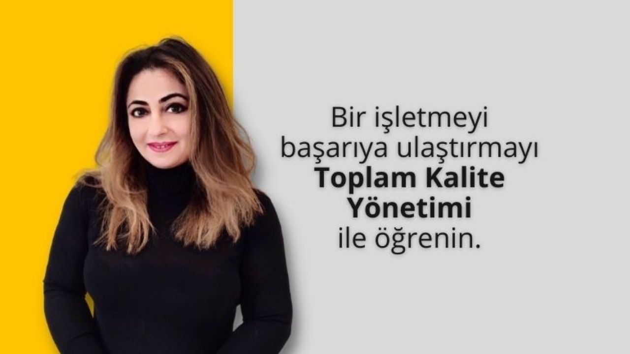 Bir kadın kameranın önünde durmuş, ışıl ışıl gülümsemektedir. Üzerinde uzun kollu beyaz bir gömlek var ve kumaşın üzerinde küçük siyah noktalardan oluşan basit bir desen bulunuyor. Koyu renk saçları arkaya doğru düşük bir at kuyruğu şeklinde toplanmış ve bir çift küçük halka küpe takmış. Yüzü ışıkla aydınlanmış, sıcak ifadesini ve gözlerindeki pırıltıyı vurguluyor. Dudakları hafifçe ayrılmış ve inci gibi beyaz dişlerini ortaya çıkarıyor. Rahat ve memnun görünüyor, neşe ve mutluluğun mükemmel bir temsili.