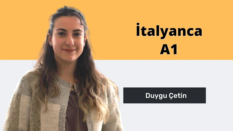 Bu çevrimiçi kurs görüntüsü uzun saçlı, mutlu bir şekilde gülümseyen bir kadını gösteriyor. İtalyanca kursundan (A1) keyif alıyor gibi görünüyor. Saçları uzun ve dalgalanıyor ve yüzünde parlak, neşeli bir ifade var. Görünüşe göre bir süredir İtalyanca öğreniyor ve artık becerilerini sergileyecek kadar kendine güveniyor. Kendini dil öğrenme yolculuğuna adamış biri için harika bir örnek. Bunu yaparak başarısını hak etti ve İtalyanca A1 kursunun mükemmel bir temsili.