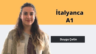 Bu çevrimiçi kurs görüntüsü uzun saçlı, mutlu bir şekilde gülümseyen bir kadını gösteriyor. İtalyanca kursundan (A1) keyif alıyor gibi görünüyor. Saçları uzun ve dalgalanıyor ve yüzünde parlak, neşeli bir ifade var. Görünüşe göre bir süredir İtalyanca öğreniyor ve artık becerilerini sergileyecek kadar kendine güveniyor. Kendini dil öğrenme yolculuğuna adamış biri için harika bir örnek. Bunu yaparak başarısını hak etti ve İtalyanca A1 kursunun mükemmel bir temsili.