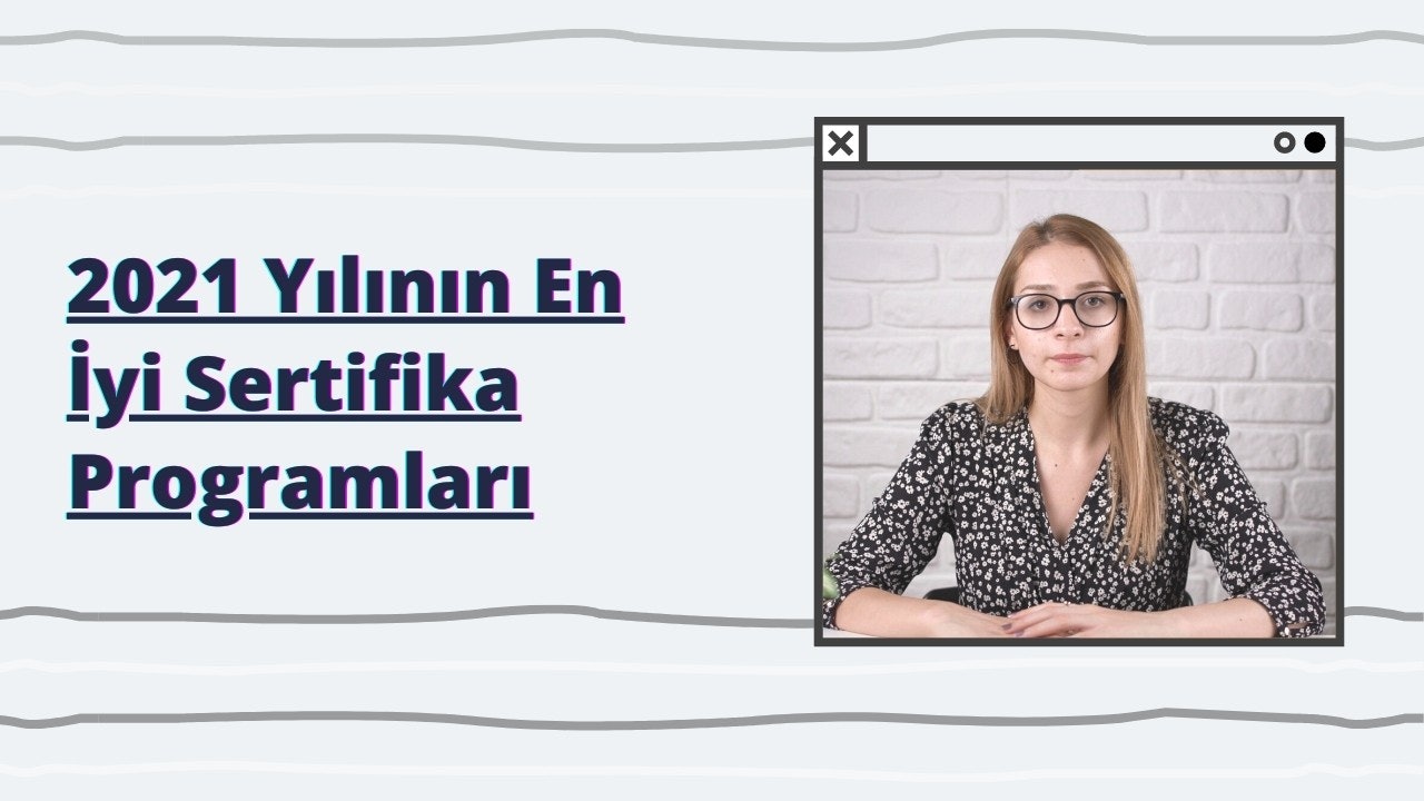 Siyah beyaz gömlekli, gözlüklü ve çiçek desenli tişörtlü bir kadın masada oturuyor. Arka planda bir tabelanın yakın çekimi ve elinde bayrak tutan bir kişinin gölgesi görülüyor. Tabelada siyah ve mavi bir metin ve beyaz zemin üzerine siyah bir harf var. Kadın dümdüz karşıya bakıyor, gözlükleri ışığı yansıtıyor. Odaklanmış ve düşünceli görünüyor. Yüz ifadesi sakin ve soğukkanlı. Oda sessiz ve hareketsiz.