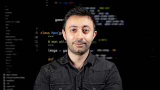 Bu çevrimiçi kurs görüntüsünde kameraya neşeyle gülümseyen bir adam görülüyor. Eğleniyor gibi görünüyor ve muhtemelen PyGame ile 2D Oyun Programlama Kursuna katılıyor. İfadesi, kursun ilgi çekici ve eğlenceli olduğunu düşündüren coşku ve heyecanı yansıtıyor. Bu görüntü, izleyicileri kursa katılmaya ve aynı düzeyde keyif ve memnuniyet yaşamaya teşvik etmektedir.