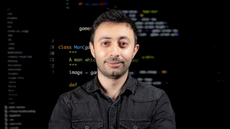 Bu çevrimiçi kurs görüntüsünde kameraya neşeyle gülümseyen bir adam görülüyor. Eğleniyor gibi görünüyor ve muhtemelen PyGame ile 2D Oyun Programlama Kursuna katılıyor. İfadesi, kursun ilgi çekici ve eğlenceli olduğunu düşündüren coşku ve heyecanı yansıtıyor. Bu görüntü, izleyicileri kursa katılmaya ve aynı düzeyde keyif ve memnuniyet yaşamaya teşvik etmektedir.