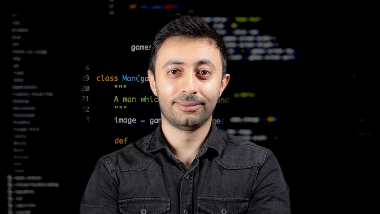 Bu çevrimiçi kurs görüntüsünde kameraya neşeyle gülümseyen bir adam görülüyor. Eğleniyor gibi görünüyor ve muhtemelen PyGame ile 2D Oyun Programlama Kursuna katılıyor. İfadesi, kursun ilgi çekici ve eğlenceli olduğunu düşündüren coşku ve heyecanı yansıtıyor. Bu görüntü, izleyicileri kursa katılmaya ve aynı düzeyde keyif ve memnuniyet yaşamaya teşvik etmektedir.