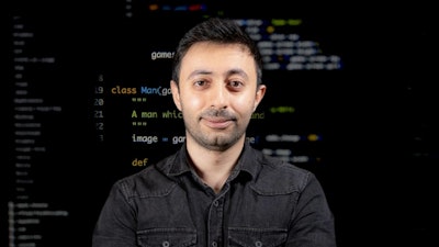 Bu çevrimiçi kurs görüntüsünde kameraya neşeyle gülümseyen bir adam görülüyor. Eğleniyor gibi görünüyor ve muhtemelen PyGame ile 2D Oyun Programlama Kursuna katılıyor. İfadesi, kursun ilgi çekici ve eğlenceli olduğunu düşündüren coşku ve heyecanı yansıtıyor. Bu görüntü, izleyicileri kursa katılmaya ve aynı düzeyde keyif ve memnuniyet yaşamaya teşvik etmektedir.