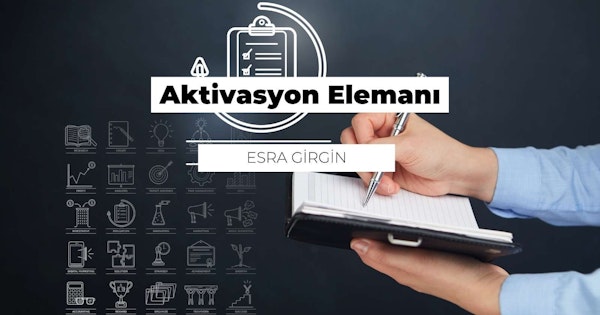 Sağ elinde siyah bir kalem ve sol elinde beyaz bir defter tutan bir kişinin yakın çekimi. Defterin bir sayfasına odaklanmıştır ve bir şeyler yazmakta ya da çizmektedir. Sayfanın üzerinde siyah beyaz bir logonun yanı sıra birkaç siyah beyaz simge vardır. Çekimde kişinin kolu görünüyor ve eli kalemi sıkıca kavrıyor. Logonun ve simgelerin yakın çekimi arka planda görülebiliyor. Kişinin yüz hatları görünmüyor, ancak yazarkenki odaklanma ve kararlılık duruşundan anlaşılıyor.