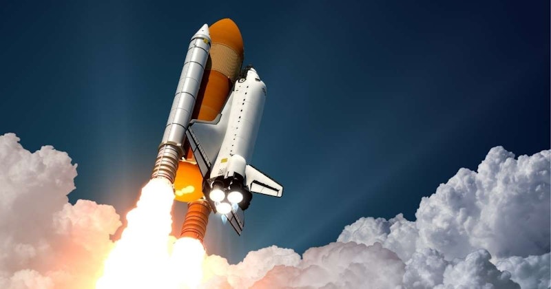 Bir uzay mekiğinin fırlatma rampasından kalkışının nefes kesici bir görüntüsü. Roket gökyüzüne yükselirken devasa bir duman ve alev bulutuyla çevreleniyor. Ön planda, bir duvarda bir grup ışık yanarken, arka planda bir bulutun yakın çekimi görülebiliyor. Uzay mekiği havaya fırlatılırken görkemli ve güçlüdür; arkasında roket egzozundan çıkan parlak beyaz bir iz vardır. Bu çarpıcı sahne, uzay araştırmalarının inanılmaz gücünün bir kanıtıdır.