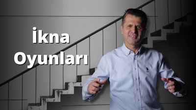 Bu görüntü, ikna oyunları eğitimine odaklanan bir çevrimiçi kursu tasvir ediyor. Bir adam bir merdivenin önünde durmakta ve kameraya gülümsemektedir. Gömleğindeki ve ceketindeki bir düğmenin yanı sıra gri arka plan üzerinde beyaz bir harf görünmektedir. Elini uzatmış ve bir parmağını kaldırmıştır. Kurs, katılımcılara başarılı bir ikna için gerekli becerileri öğretmeyi amaçlamaktadır. Çeşitli oyunlar ve aktiviteler aracılığıyla katılımcılar, farklı ikna taktiklerini ve farklı durumlarda kullanılacak en iyi stratejileri belirleme becerilerini geliştirebileceklerdir. Eğitim ayrıca iletişim, müzakere ve karar verme gibi konuları da kapsamaktadır. İknanın temel prensiplerini öğrenerek, eğitim katılımcılara farklı iş senaryolarında başarılı olmak için ihtiyaç duydukları araçları sağlayacaktır.