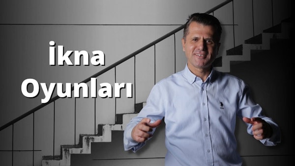 Bu görüntü, ikna oyunları eğitimine odaklanan bir çevrimiçi kursu tasvir ediyor. Bir adam bir merdivenin önünde durmakta ve kameraya gülümsemektedir. Gömleğindeki ve ceketindeki bir düğmenin yanı sıra gri arka plan üzerinde beyaz bir harf görünmektedir. Elini uzatmış ve bir parmağını kaldırmıştır. Kurs, katılımcılara başarılı bir ikna için gerekli becerileri öğretmeyi amaçlamaktadır. Çeşitli oyunlar ve aktiviteler aracılığıyla katılımcılar, farklı ikna taktiklerini ve farklı durumlarda kullanılacak en iyi stratejileri belirleme becerilerini geliştirebileceklerdir. Eğitim ayrıca iletişim, müzakere ve karar verme gibi konuları da kapsamaktadır. İknanın temel prensiplerini öğrenerek, eğitim katılımcılara farklı iş senaryolarında başarılı olmak için ihtiyaç duydukları araçları sağlayacaktır.